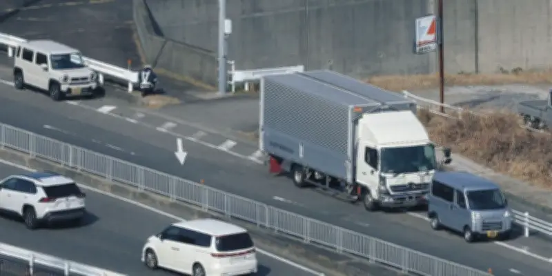 愛知県豊田市で10台絡む玉突き事故発生、2人が軽傷 国道155号交差点でトラック追突