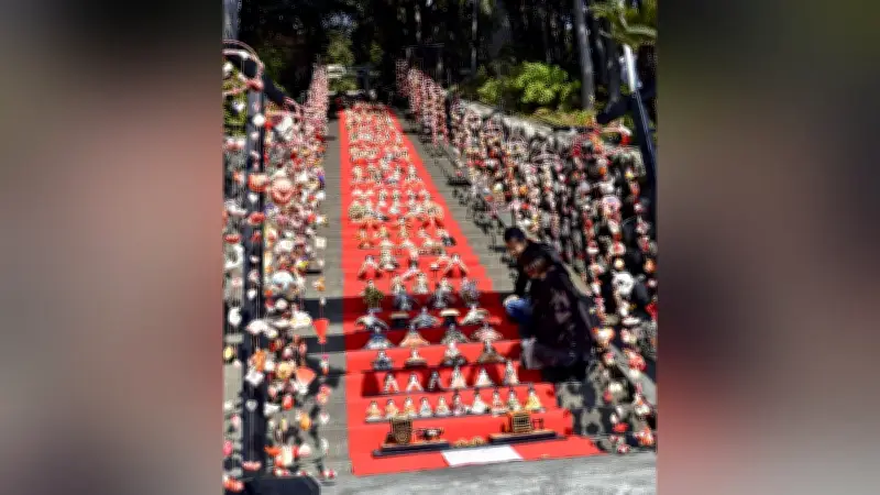 静岡・東伊豆で118段の石段に600体のひな人形がずらり、展示段数日本一の壮観