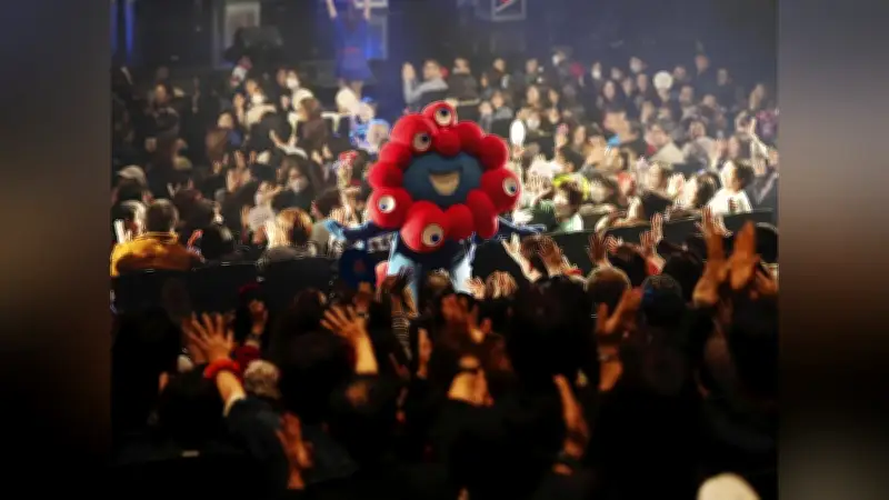 ミャクミャク感謝祭で黒バージョンも登場 大阪で約1600人のファンが熱狂