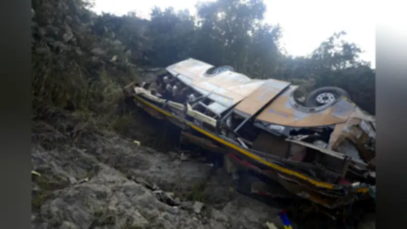 ネパールでバスが200メートル転落、19人死亡 日本人1人を含む25人が負傷