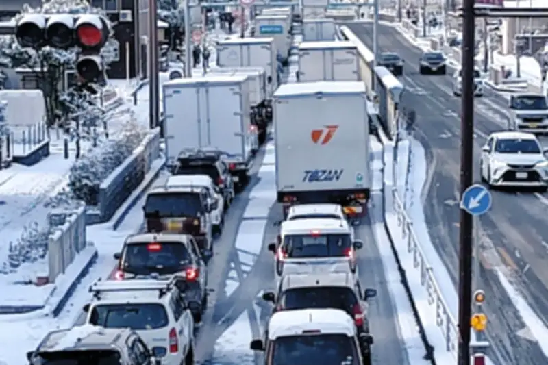 三重県四日市市で大雪による大型トラック立ち往生、国道23号下り線で渋滞発生