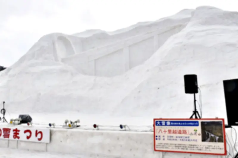 只見ふるさとの雪まつり開幕、国道289号八十里越道路を大雪像で再現
