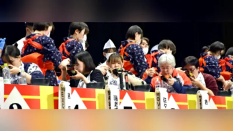 わんこそば大会で新記録307杯達成、ユーチューバー海老原さんが横綱に輝く