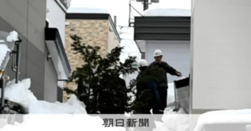 札幌で落雪事故、3人が生き埋めに　60代男性が意識不明の重体