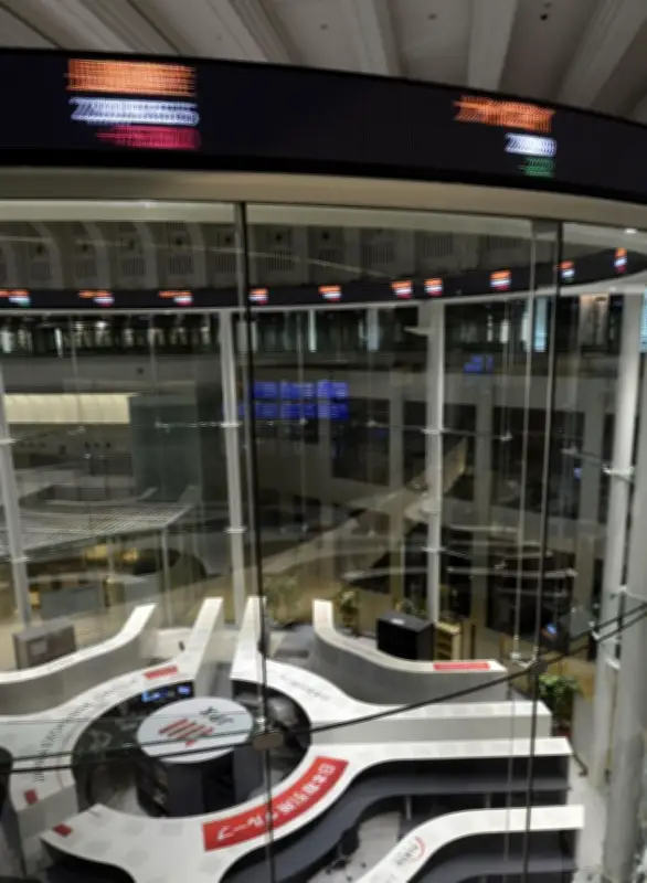 東証午前終値454円高、米国株高と円安ドル高が追い風に