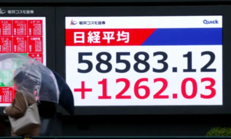 日経平均が史上最高値更新、終値は5万8583円に 利上げ観測後退で買い注文拡大