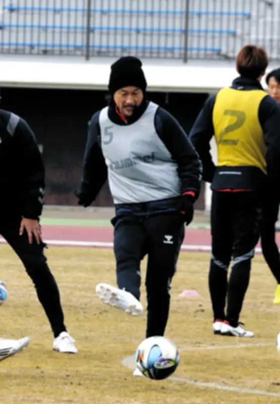 挑み続けるキング・カズ、58歳でJ公式戦最年長出場を更新 成田キャンプで異例の20分交代に言及