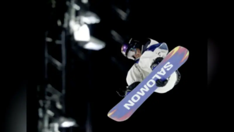 スノボ女子ビッグエア決勝 鈴木萌々選手が6位入賞、岩渕麗楽選手は11位に