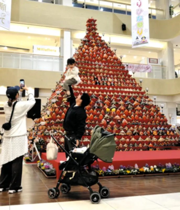 埼玉・鴻巣びっくりひな祭り 全国最高7メートルの巨大ひな壇に1826体展示