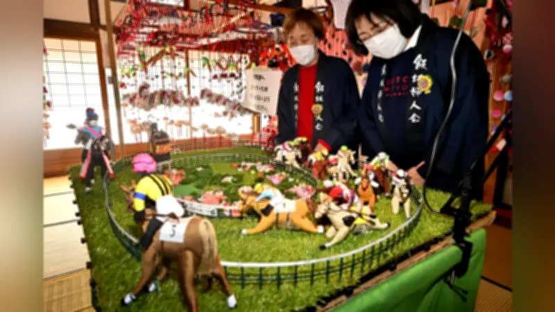 福島・旧堀切邸で約8000個のつるし飾り展示　干支の午にちなんだ競走馬人形も