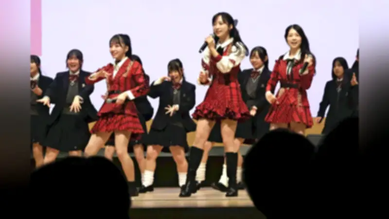 鳥取城北高の卒業式でAKB48がサプライズ出演、人気曲披露に卒業生感動