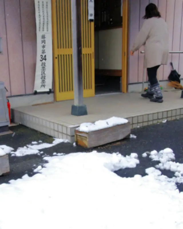 群馬県の衆院選、雪の中での投票に自治体職員らが奮闘