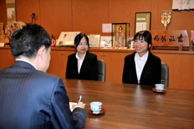 タイの大学生が福島県郡山市でインターンシップ成果を報告　椎根市長を訪問