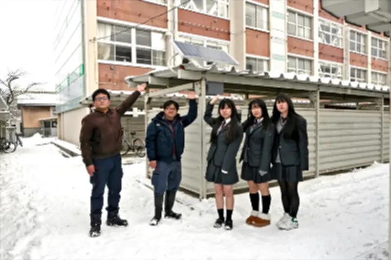 会津工高生が駐輪場に太陽光自動照明を設置 再生可能エネルギーの実践的学びを展開