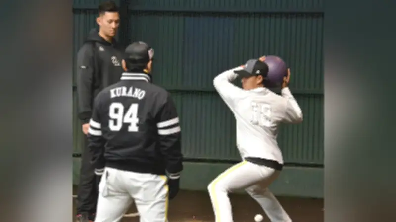 ソフトバンク徐若煕、倉野投手チーフコーチのマンツーマン指導でフォーム改善に汗