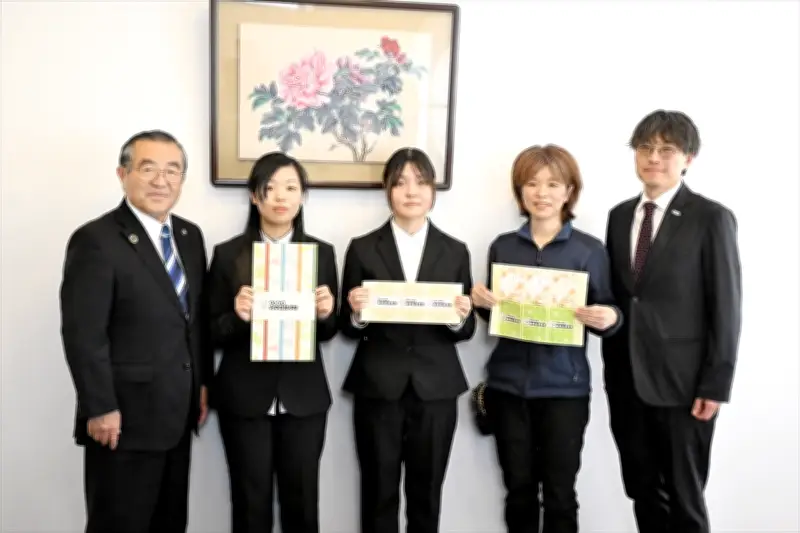 ユニフォームネット荒川社長らが喜多方市長に「会津型」普及への取り組みを報告