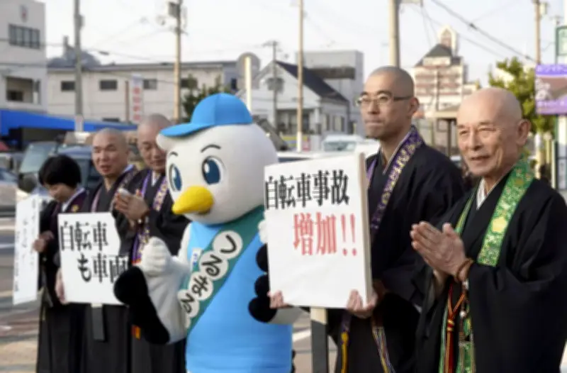 大阪府警が僧侶と連携、自転車青切符制度の啓発活動を実施