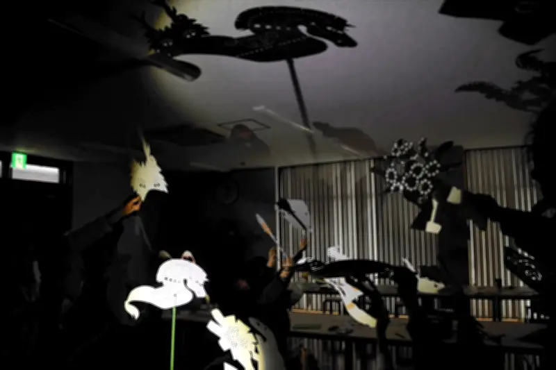 影絵と音楽で彩る幻想的な夜の森　福島県富岡町で「たまゆらの盆」開催