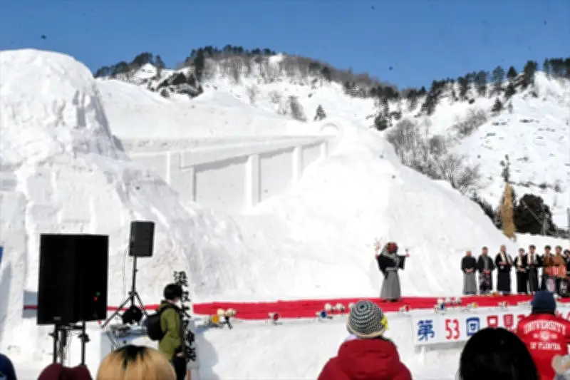 只見ふるさとの雪まつり開幕、八十里越の大雪像が来場者を魅了