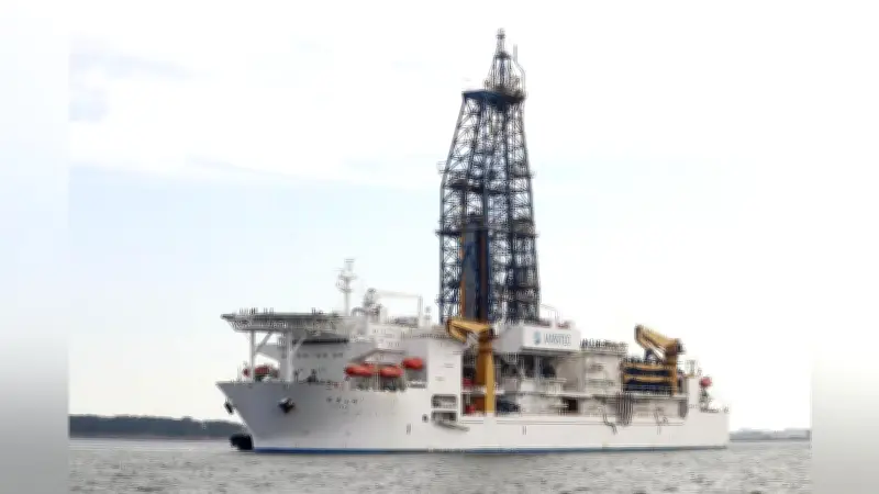 地球深部探査船「ちきゅう」がレアアース試掘成功で帰港、深海泥の分析へ