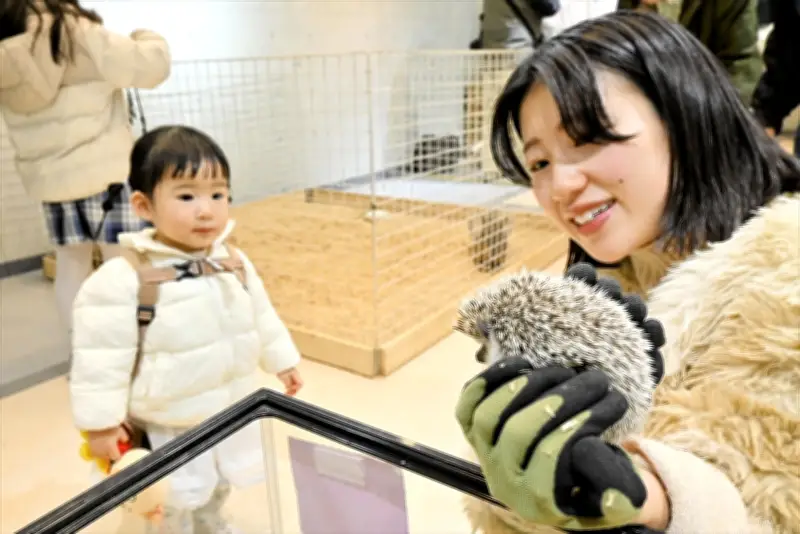 福島県郡山市で動物ふれあいイベント開催 エキゾチックとモフモフの対決が人気