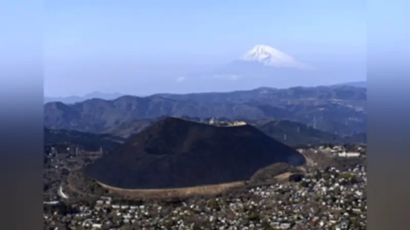 静岡・伊東市の大室山で伝統の山焼き実施、富士山を背景に炎が駆け上がる