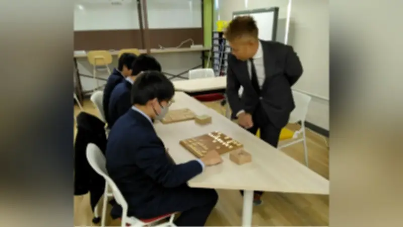 真田圭一八段が昭和秀英将棋部で指導対局、部員３人同時に熱血指導