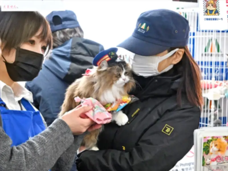 ネコ駅長さくらがバレンタインにチョコ配り　会津鉄道芦ノ牧温泉駅で駅員と共に利用者へ贈る