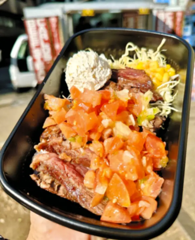 キッチンカー「ビストロカルロス」が人気の秘密 分厚いステーキ丼で売上トップ