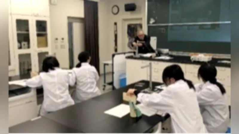 物理オリンピック委が浦和明の星で出張講座、地震計測の「水平振り子」を高校生が学ぶ