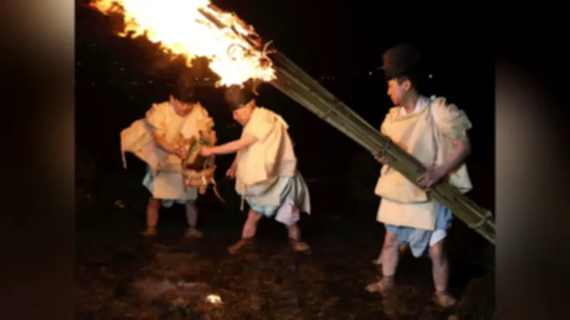 北九州市で和布刈神事、たいまつの明かりでワカメ刈り取り航海安全祈願