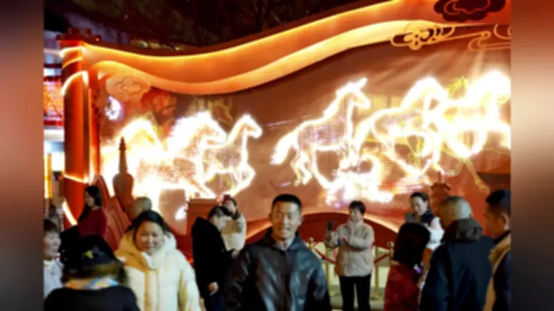 中国で春節を迎える、北京市内では馬の明かりで観光客が記念撮影