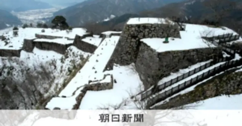 冬季閉山中の「天空の城」竹田城跡、ドローンで捉えた幻想的な雪景色