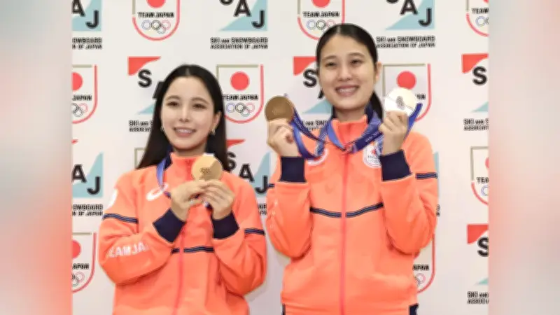 ミラノ・コルティナ五輪 丸山希と高梨沙羅が銅メダルで帰国「大満足」と喜びの声