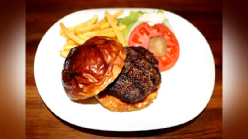 秋田錦牛のシンプルな旨みを堪能！錦バーガーセットで満足感あふれるランチ体験