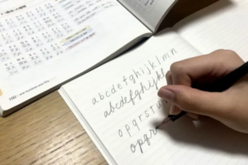 英語筆記体、なぜ学校で習わなくなった？ 米国では復活の動き広がる「手書き」の効用