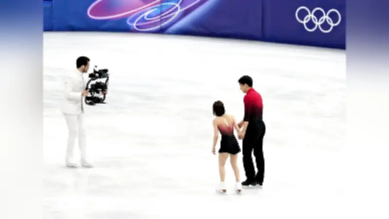 ミラノ五輪で話題の「白いカメラマン」正体は元米国代表アイスダンス選手