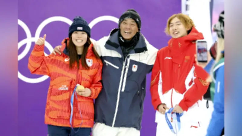 ミラノ五輪で深田茉莉と蘇翊鳴が金メダル、佐藤康弘コーチの指導が国境を超えた絆を生む