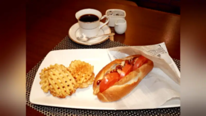 岐阜・下呂温泉で郷土料理「鶏ちゃん」がホットドッグに変身、洋風アレンジで新たな魅力