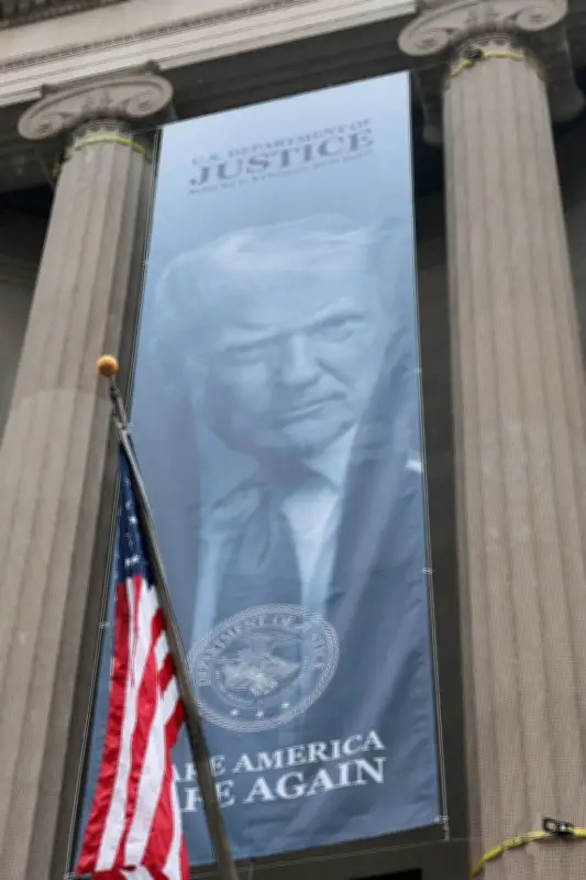 米司法省にトランプ氏巨大垂れ幕掲示　司法介入の懸念深まる