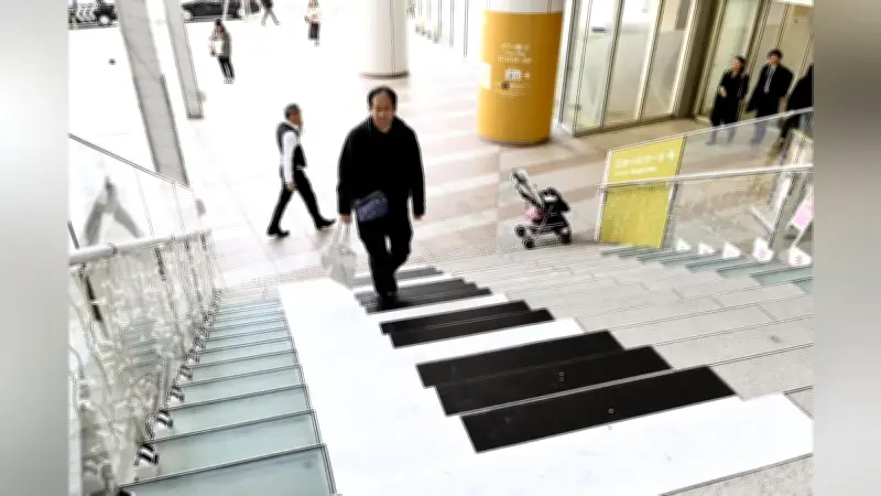 高松駅前に「ピアノ階段」登場、通るとピアノや三味線の音色が響く