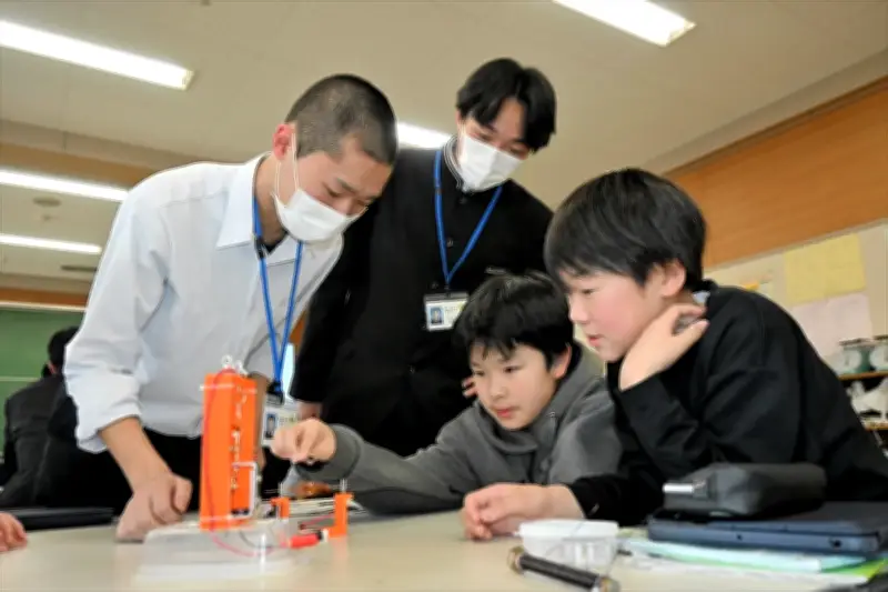 福島工高生が森合小で出前授業 児童が電磁石実験で科学の魅力体感
