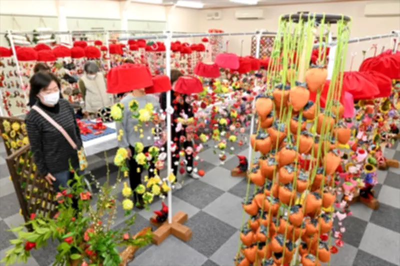 福島市で東湯野つるし雛まつり開催 地元名産果物を題材にした作品を展示