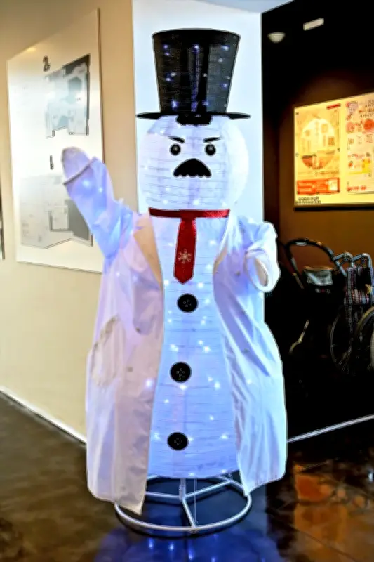 野口英世博士にそっくり？福島県猪苗代町の記念館に雪だるま風人形が登場