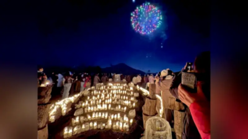 山中湖でアイスキャンドルと花火が競演、冬の夜空を彩るフェスティバル開催