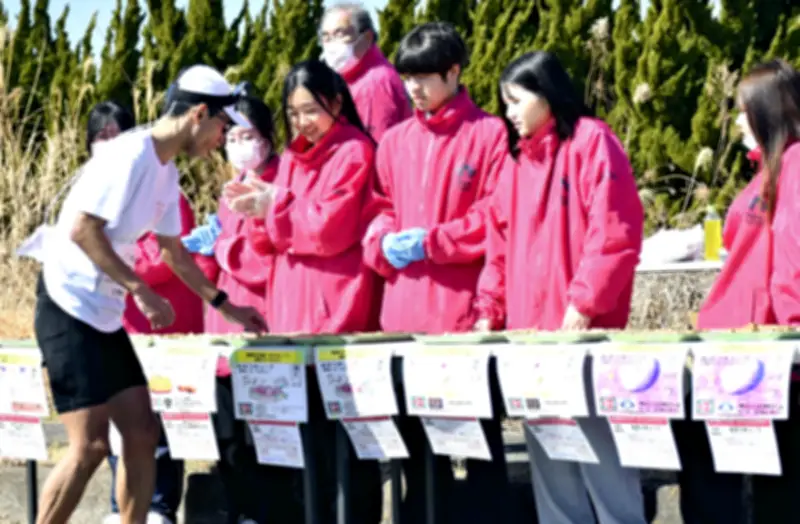 高校生がランナーに「おさつキューブ」を提供 いわきサンシャインマラソンで地元産品をアピール