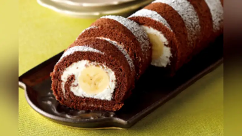 ココアバナナロールケーキの作り方：型なしで簡単、しっとり食感を楽しむ