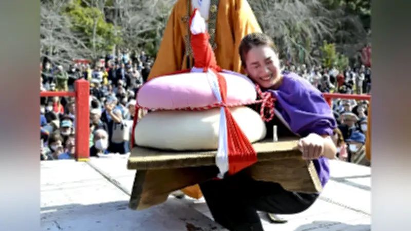 京都・醍醐寺で巨大鏡餅持ち上げ競う「餅上げ力奉納」、男女優勝者が力強い記録を樹立