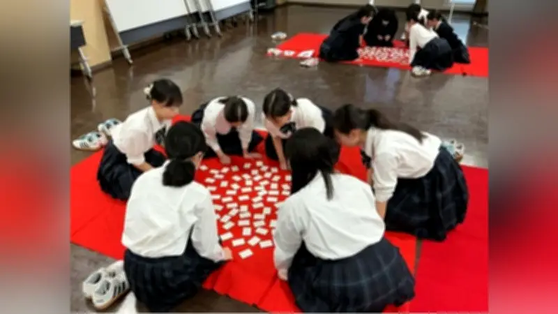 聖徳学園で百人一首大会開催、和歌の魅力に触れる熱戦繰り広げる