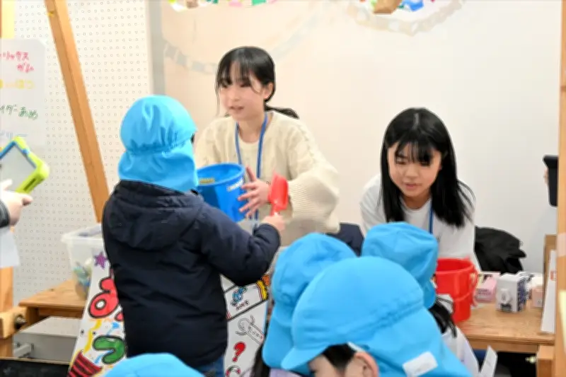 福島一小６年生が文具店で初の接客体験　１日限定で６つの屋台を出店